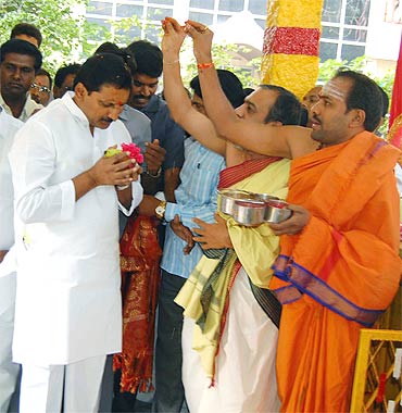 Kiran Kumar Reddy seeks blessings before taking charge as Andhra chief minister