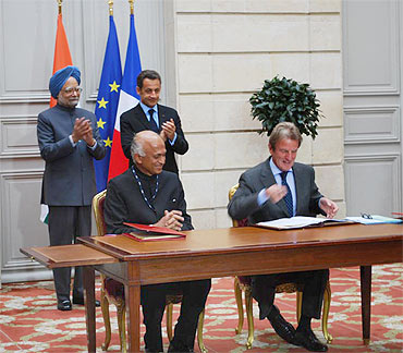 India's Ambassador Ranjan Mathai and French Foreign Minister Bernard Kouchner sign the agreement