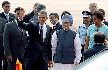 President Obama meets PM Manmohan Singh at Delhi airport.
