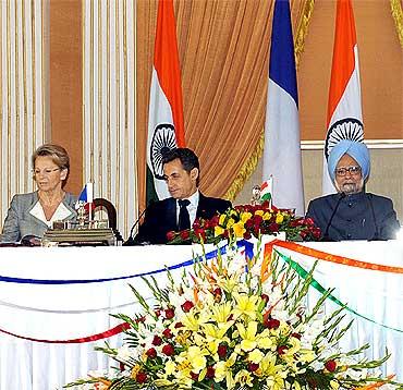 Sarkozy and Dr Singh during the signing of agreements between the two countries