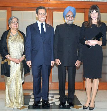Prime Minister Manmohan Singh and his wife Gursharan Kaur with President of France Nicolas Sarkozy and his wife Carla Bruni in New Delhi