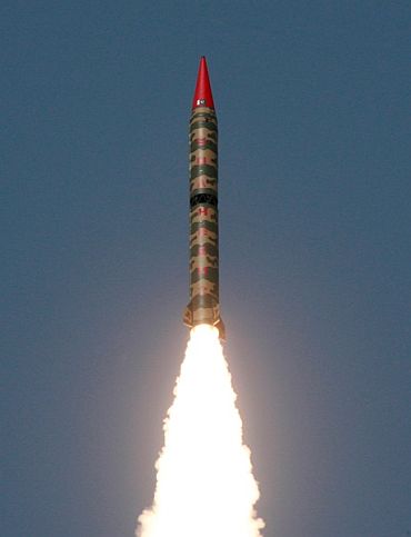 Pakistan test fires a nuke capable missile