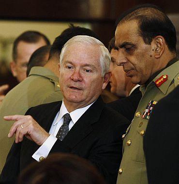 US Secretary of Defense Robert Gates talks to Pakistan's Chief of Army Staff Ashfaq Kayani