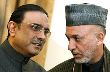 Afghan President Karzai (R) speaks to his Pakistani counterpart Zardari during a news conference in Kabul