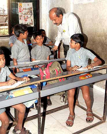 Professor Desai with school students in Iraniwadi, Mumbai