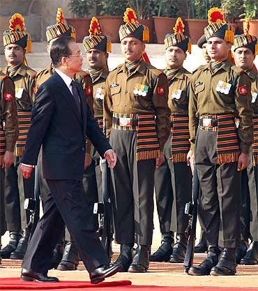 Chinese Premier Wen Jiabao inspects an honour guard during his ceremonial reception