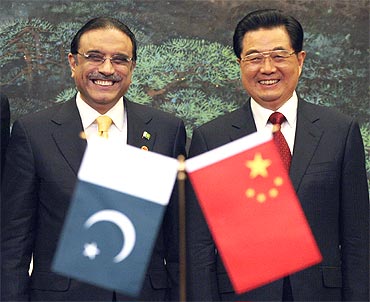Chinese President Hu Jintao with his Pakistani counterpart Asif Ali Zardari