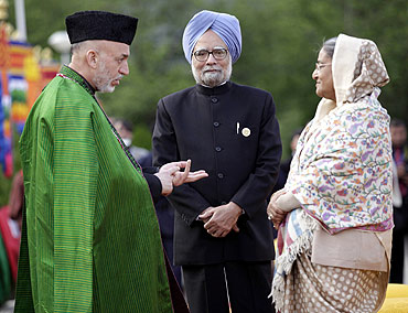 Afghanistan's President Hamid Karzai speaks with Bangladesh's Prime Minister Sheikh Hasina and Prime Minister Manmohan Singh