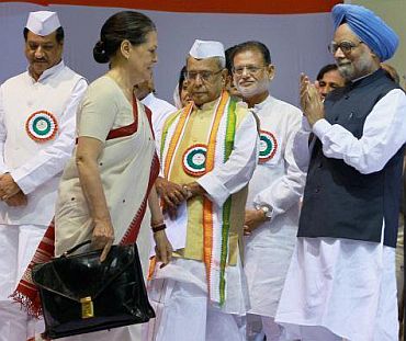 Manmoahn Singh (right) with Sonia Gandhi