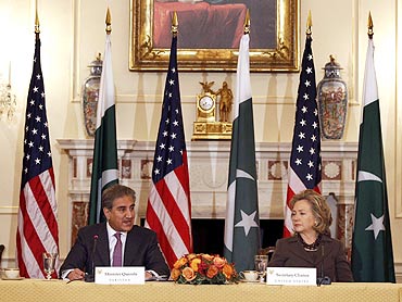 US Secretary of State Hillary Clinton with Pakistan's Foreign Minister Shah Mehmood Qureshi