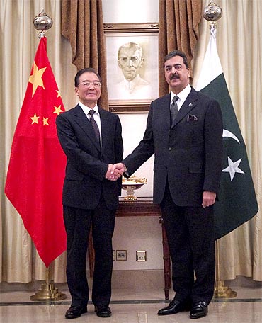 Pakistani PM Yusuf Raza Gilani with his Chinese counterpart Wen Jiabao in Islamabad