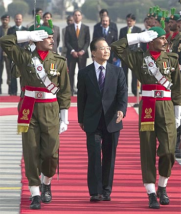 Wen Jiabao reviews a guard of honour during an official welcoming ceremony in Islamabad
