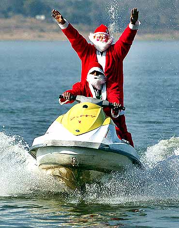In PHOTOS: Whacky, thrill-seeking Santas are here