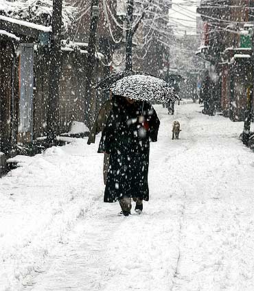 Season's first snowfall brings cheer to Kashmir