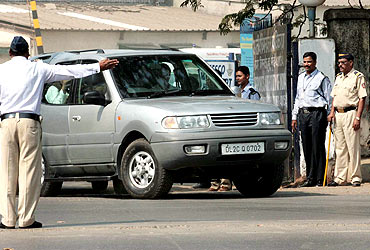 Rahul's convoy leaves Vile Parle for the railway station