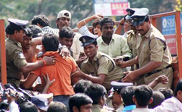 Telangana stir: Student immolates self, 300 detained