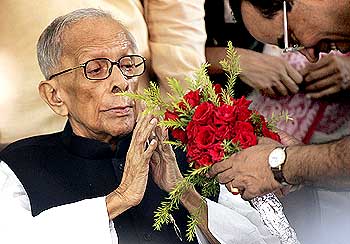 A wellwisher presents flowers to Jyoti Basu during his 95th birthday celebrations in Kolkata on July 8, 2009
