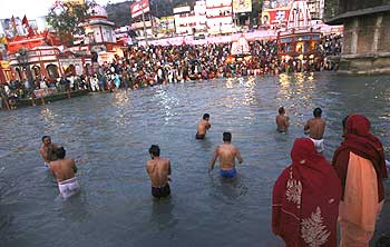 Thousands of devotees 'cleanse their souls'