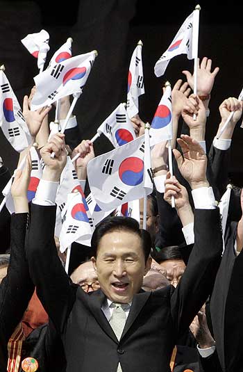 Lee Myung-bak gives three cheers at the ceremony marking the anniversary of the March 1 independence movement against Japanese colonial rule in 1919