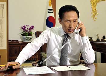 President Lee Myung-bak talks with US President Barack Obama on a telephone at the presidential Blue House in Seoul