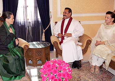 Congress president Sonia Gandhi with Sri Lankan President Mahinda Rajapakse and his wife Shiranthi