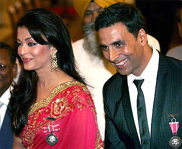Bollywood stars Aishwarya Rai and Akshay Kumar at the awards ceremony in 2009