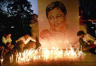 People pay tribute to slain Sri Lankan newspaper editor Lasantha Wickramatunga