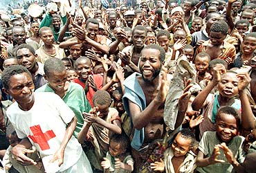 Rwandan refugees wait for United Nations food aid
