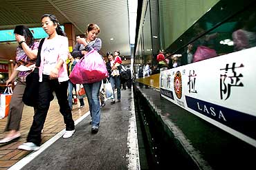 The first train from Shanghai to Lhasa prepares to leave Shanghai station
