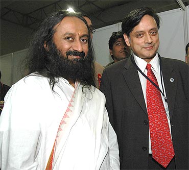 Sri Sri Ravi Shankar with former minister of state Shashi Tharoor
