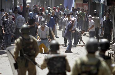Kashmiri protestors clash with security personnel in Srinagar on July 1