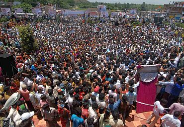 A large number of people came to hear Jagan at Ichapuram