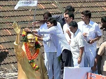 YSR Congress chief Jagan Mohan Reddy with a statue of his father late YSR Reddy