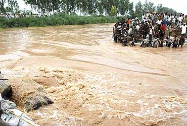 Soldiers repair the Satluj Yamuna Link canal after it was damaged by heavy rains