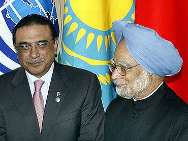 Pakistan President Asif Ali Zardari with Prime Minister Manmohan Singh at the Shanghai Cooperation Organisation summit