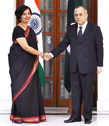 Foreign Secretary Nirupama Rao  with her Pakistani counterpart Salman Bashir in New Delhi