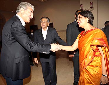 Qureshi greets Foreign Secretary Nirupama Rao during an informal dinner held for the Indian delegation