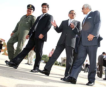 Krishna with Pakistan High Commissioner to India Shahid Malik (right) and High Commissioner of India to Islamabad Sharat Sabharwal (left) at the Chaklala Airport in Islamabad