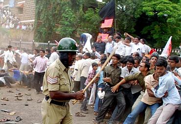 Maharashtra Ekikaran Samiti members protesting in Belgaum