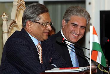 SM Krishna makes point, as Qureshi looks on, at the joint press conference