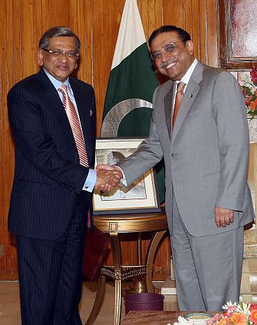 SM Krishna meets Pakistan President Asif Ali Zardari in Islamabad