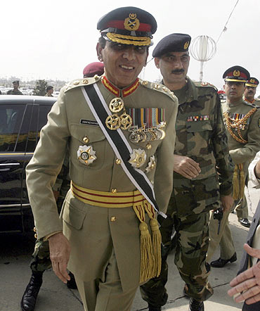 Kayani arrives to listen to Zardari's first address to a joint sitting of the parliament in Islamabad September 20, 2008