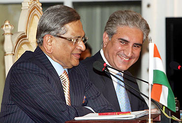 Indian External Affairs Minister Krishna shares a light moment with his Pak counterpart  Qureshi