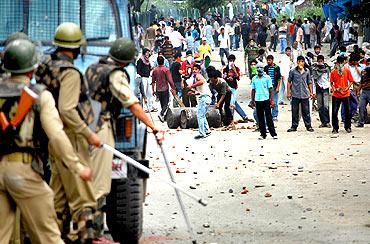 Protestors pelt stones at security forces in Srinagar