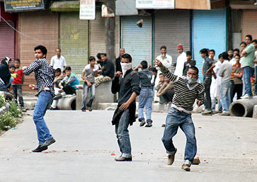 Protestors hurl stones at security forces in Valley