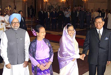 Myanmar's Senior General Than Shwe and his wife Daw Kyaing Kyaing with President Pratibha Patil and Prime Minister Manmohan Singh