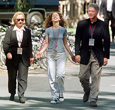 Chelsea Clinton walks across Stanford University with her parents