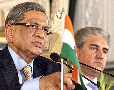 India and Pakistan's Foreign Ministers S M Krishna and Shah Mehmood Qureshi in Islamabad, July 15