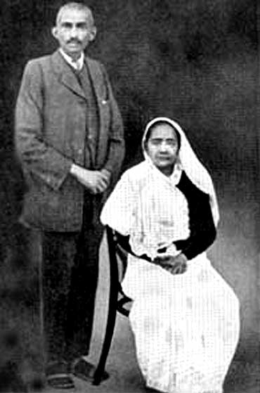 Mahatma Gandhi with wife Kasturbai in Johannesburg in 1914