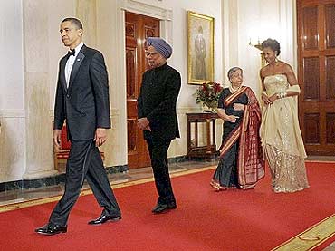 Obama with Dr Manmohan Singh, Michelle Obama and Gursharan Kaur at the state dinner, November 2009